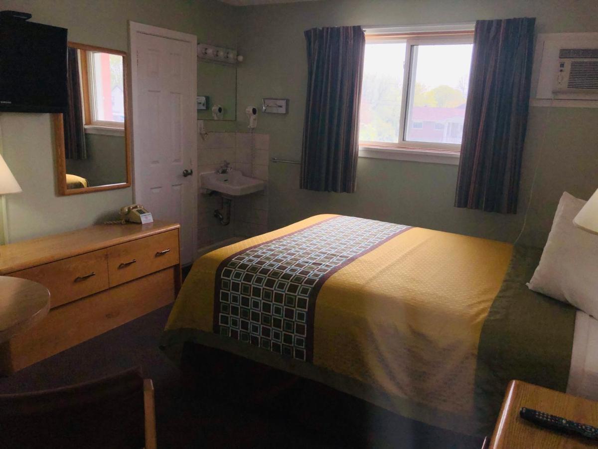 Perth Plaza Inn & Suites Eksteriør billede